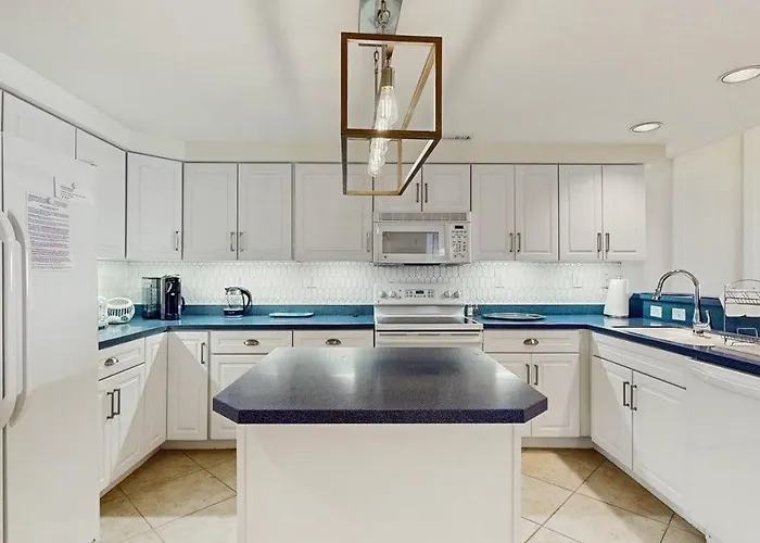 Spacious Top-floor Retreat With Pool Fireplace & Steps To Northside Park &