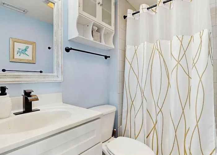 Spacious Top-floor Retreat With Pool Fireplace & Steps To Northside Park &