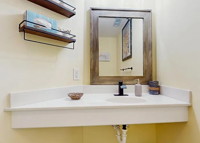 Spacious Top-floor Retreat With Pool Fireplace & Steps To Northside Park &