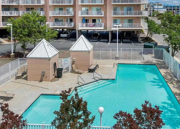 Spacious Top-floor Retreat With Pool Fireplace & Steps To Northside Park & Holiday home *