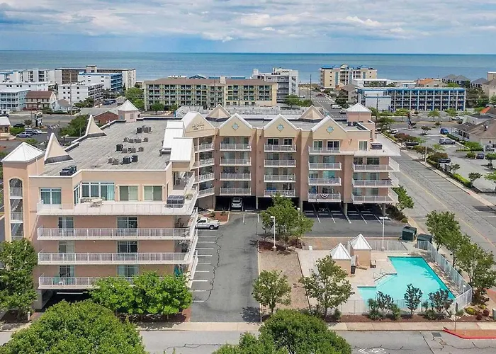 Spacious Top-floor Retreat With Pool Fireplace & Steps To Northside Park & Holiday home *